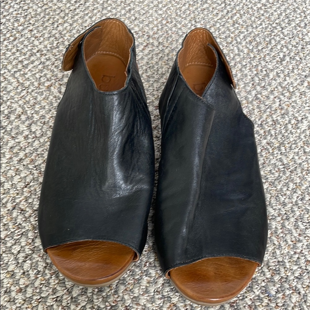 Bueno Black Leather Sandals with Peep-Toe Design